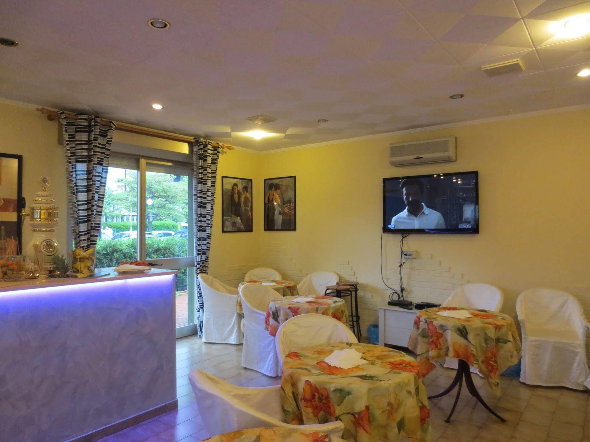 Hotel Etna - Nuova Gestione Romagnola All-Inclusive Spiaggia Parcheggio 리치오네 외부 사진
